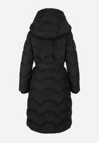 Born2be - Czarna Kurtka Pikowana z Paskiem Jalogi. Okazja: na co dzień. Typ kołnierza: komin. Kolor: czarny. Materiał: wełna, materiał. Długość rękawa: długi rękaw. Długość: długie. Sezon: zima. Styl: casual #3