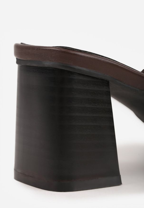 Born2be - Brązowe Minimalistyczne Klapki na Słupku z Odkrytym Kwadratowym Noskiem Monaera. Okazja: na co dzień, na ślub cywilny, na wesele. Kolor: brązowy. Wzór: gładki. Obcas: na słupku. Styl: casual, elegancki