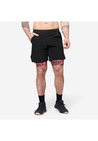 DOMYOS - Spodenki fitness cardio męskie Domyos 2 w 1. Kolor: czerwony, wielokolorowy, czarny. Materiał: elastan, poliester, materiał. Długość: krótkie. Sport: fitness