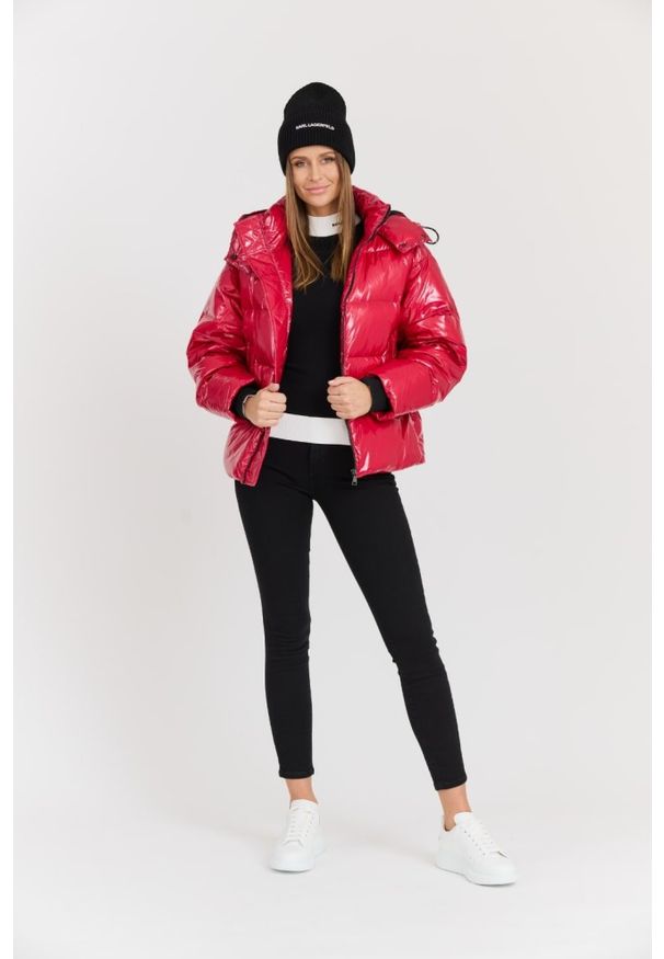 Karl Lagerfeld - KARL LAGERFELD Czerwona damska kurtka Hooded Down Jacket. Kolor: czerwony. Materiał: poliamid, puch. Długość rękawa: długi rękaw. Długość: długie