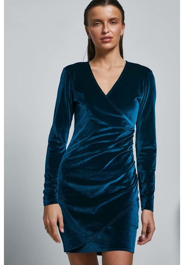 medicine - Medicine sukienka kolor zielony mini dopasowana. Kolor: zielony. Materiał: dzianina. Długość rękawa: długi rękaw. Wzór: gładki. Typ sukienki: dopasowane. Długość: mini