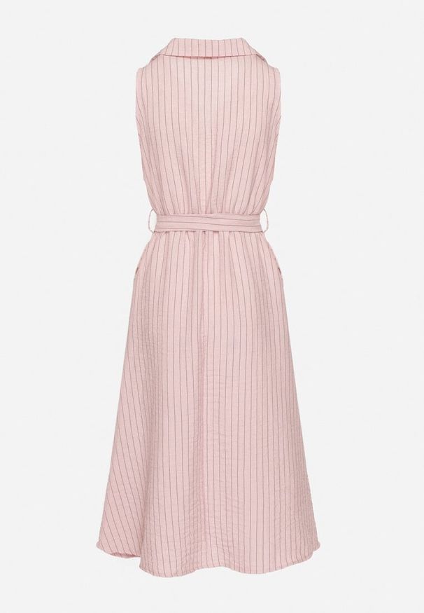 Born2be - Różowa Sukienka o Koszulowym Kroju Bez Rękawów z Wiązanym Paskiem Liriora. Okazja: na co dzień. Typ kołnierza: dekolt w kształcie V. Kolor: różowy. Długość rękawa: bez rękawów. Typ sukienki: koszulowe. Styl: casual, klasyczny