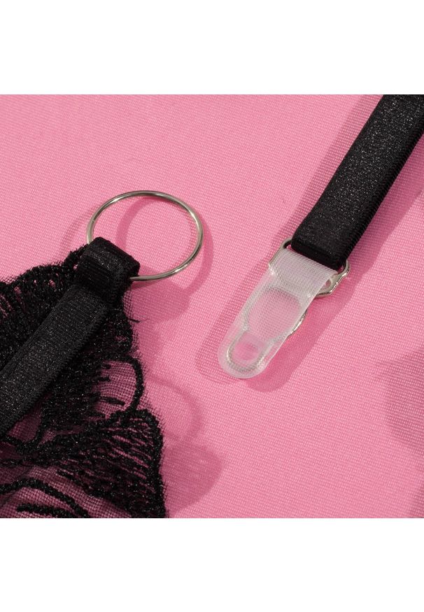 Intica - Koronkowy zestaw bielizny z pasem do pończoch Mihyun. Kolor: czarny. Materiał: koronka. Wzór: koronka