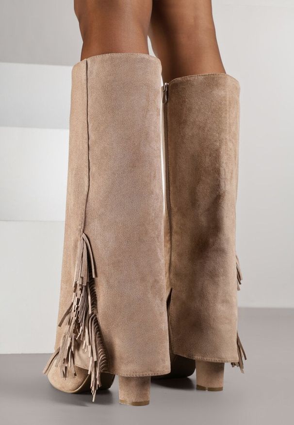 Renee - Ciemnobeżowe Kozaki na Słupkowym Obcasie z Cholewką Imitującą Nogawkę z Frędzlami Linafela. Kolor: beżowy. Materiał: koronka, zamsz. Szerokość cholewki: normalna. Obcas: na obcasie. Styl: elegancki. Wysokość obcasa: średni