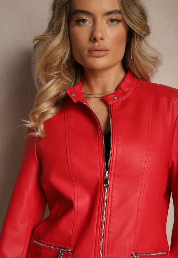 Renee - Czerwona Kurtka w Stylu Ramoneski z Ozdobnym Paskiem Sovvezia. Okazja: na co dzień, na spacer. Kolor: czerwony. Materiał: jeans. Długość: krótkie. Styl: wizytowy, casual