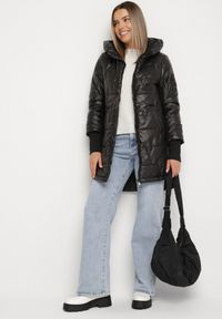 Born2be - Czarna Pikowana Kurtka o Asymetrycznym Kroju z Kapturem Dezilia. Okazja: na co dzień, na spacer. Typ kołnierza: kaptur. Kolor: czarny. Materiał: jeans. Styl: casual #6