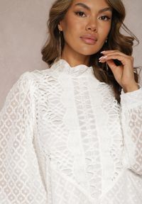Renee - Biała Ażurowa Sukienka Mini o Rozkloszowanym Fasonie z Falbankami Beline. Okazja: na co dzień. Typ kołnierza: kołnierz z falbankami. Kolor: biały. Wzór: ażurowy. Typ sukienki: trapezowe. Materiał: tkanina. Długość rękawa: długi rękaw. Styl: casual. Długość: mini #5