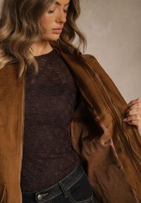 Renee - Brązowa Kurtka Koszulowa Barn Jacket z Kieszeniami na Napy Tilusea. Okazja: na co dzień. Kolor: brązowy. Materiał: jeans. Styl: elegancki, casual #4