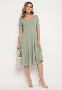 Born2be - Jasnozielona Sukienka z Bufiastymi Rękawami Nerilune. Kolor: zielony. Styl: klasyczny, elegancki