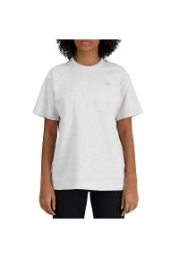 Koszulka New Balance WT41501AHH - biała. Kolor: biały. Materiał: bawełna. Długość rękawa: krótki rękaw. Długość: krótkie. Wzór: napisy