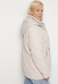 Born2be - Jasnoszara Pikowana Kurtka z Kapturem i Ozdobnymi Suwakami Carnaye. Okazja: na co dzień, na spacer. Typ kołnierza: kaptur. Kolekcja: plus size. Kolor: szary. Materiał: jeans. Styl: sportowy, casual, elegancki #6