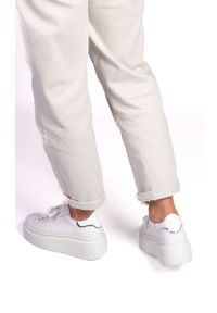 Inna - Sneakersy na platformie z lakierowaną cholewką skórzane białe Sempre 23-397. Kolor: biały. Materiał: skóra, lakier. Szerokość cholewki: normalna. Wzór: grochy. Obcas: na platformie #4