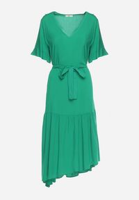 Born2be - Ciemnozielona Sukienka Pudełkowa z Materiałowym Paskiem i Falbanką Dimovas. Typ kołnierza: dekolt w kształcie V. Kolor: zielony. Materiał: materiał #2