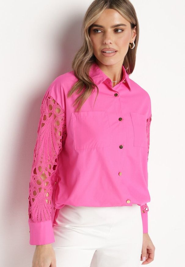 Born2be - Fuksjowa Koszula Oversize z Ażurowym Wzorem na Rękawach Vadena. Okazja: na co dzień. Kolor: różowy. Materiał: jeans. Długość rękawa: długi rękaw. Długość: długie. Wzór: ażurowy. Styl: casual, elegancki