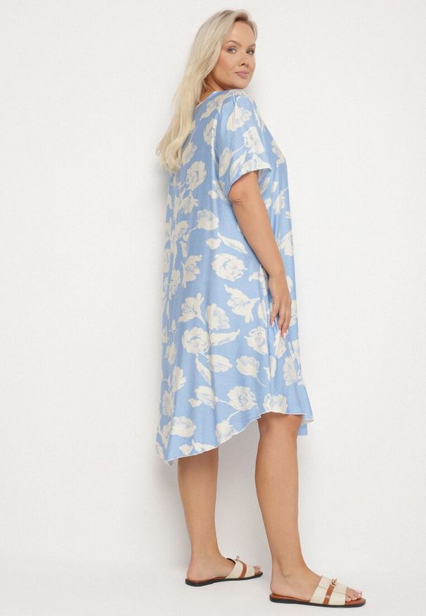 Born2be - Jasnoniebieska Pudełkowa Wiskozowa Sukienka ze Wzorem Kwiatów Aranessa. Okazja: na co dzień. Kolor: niebieski. Materiał: wiskoza. Wzór: kwiaty. Typ sukienki: proste. Styl: boho, elegancki, klasyczny, casual