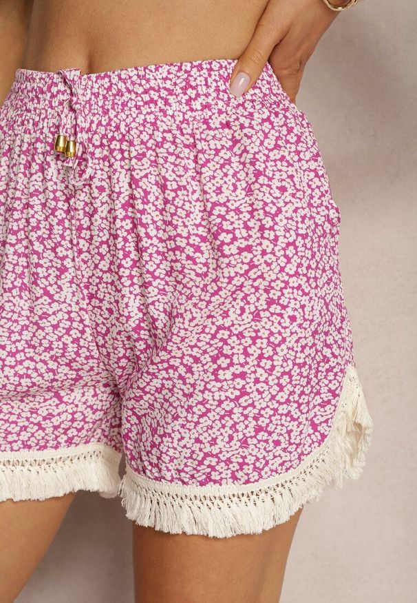 Renee - Fioletowe Wiskozowe Szorty o luźnym Kroju w Kwiatowy Wzór z Frędzlami i Gumką w Pasie Vimalani. Kolor: fioletowy. Materiał: wiskoza. Wzór: kwiaty. Sezon: lato. Styl: wakacyjny