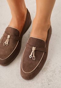 Renee - Brązowe Mokasyny z Imitacji Zamszu z Zawieszką na Nosku Theophitos. Okazja: na spacer. Kolor: brązowy. Materiał: zamsz. Wzór: grochy. Styl: elegancki, retro #4