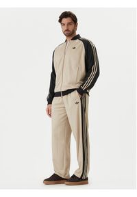 Adidas - adidas Spodnie dresowe KE0116 Beżowy Loose Fit. Kolor: beżowy. Materiał: syntetyk #3