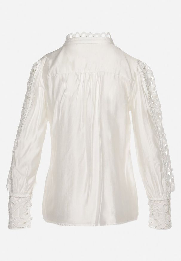 Born2be - Biała Koszula z Ażurowymi Koronkami ze Stójką Girdimia. Typ kołnierza: kołnierzyk stójkowy. Kolor: biały. Materiał: koronka. Wzór: ażurowy, koronka. Styl: elegancki, retro