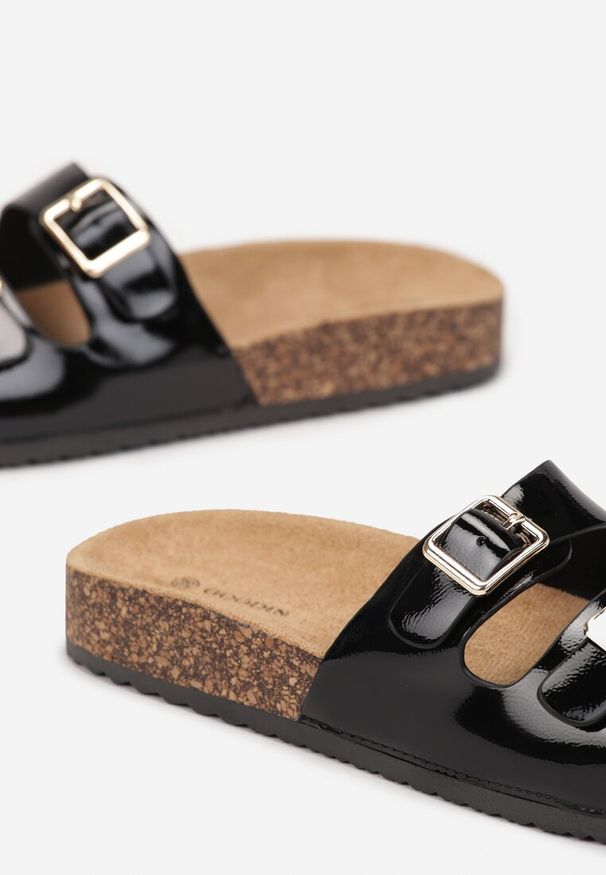 Born2be - Czarne Klapki Pheramia. Okazja: na co dzień. Kolor: czarny. Materiał: lakier. Wzór: kwiaty. Styl: casual