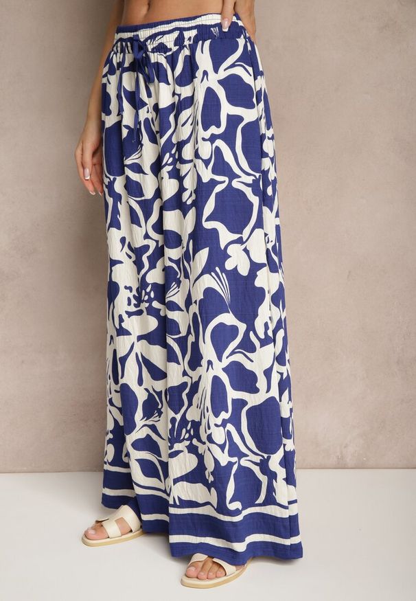 Renee - Niebieskie Spodnie o Szerokim Kroju High Waist w Kwiaty Nelrive. Okazja: na co dzień, na spacer. Stan: podwyższony. Kolor: niebieski. Wzór: kwiaty. Styl: klasyczny, elegancki, casual