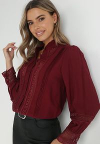 Born2be - Bordowa Koszula ze Stójką i Koronką Argochis. Typ kołnierza: kołnierzyk stójkowy. Kolor: czerwony. Materiał: koronka. Wzór: koronka #2