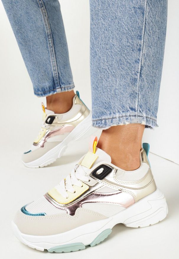 Born2be - Biało-Złote Sneakersy na Grubej Podeszwie z Metalicznymi Wstawkami Hannan. Kolor: złoty