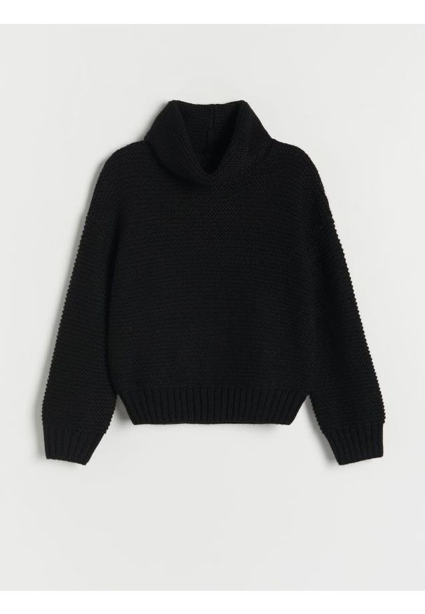 Reserved - Sweter z luźnym golfem - czarny. Typ kołnierza: golf. Kolor: czarny. Materiał: dzianina. Wzór: gładki