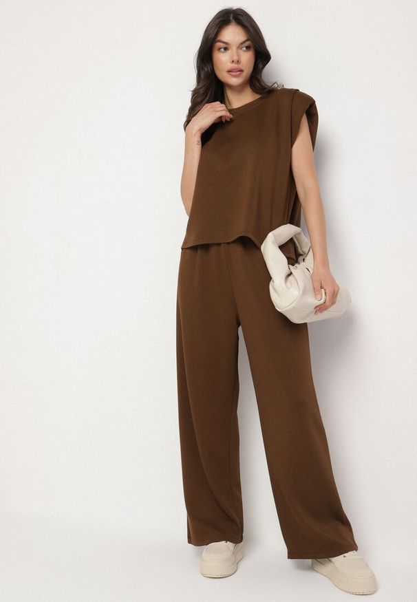 Born2be - Brązowy Komplet z Wiskozą Koszulka z Usztywnionymi Ramionami i Szerokie Spodnie Nevisari. Kolor: brązowy. Materiał: wiskoza
