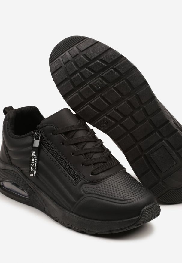 Renee - Czarne Sneakersy z Tłoczoną Cholewką i Napisami Tosilea. Okazja: na co dzień, na spacer. Kolor: czarny. Szerokość cholewki: normalna. Wzór: napisy. Sport: turystyka piesza
