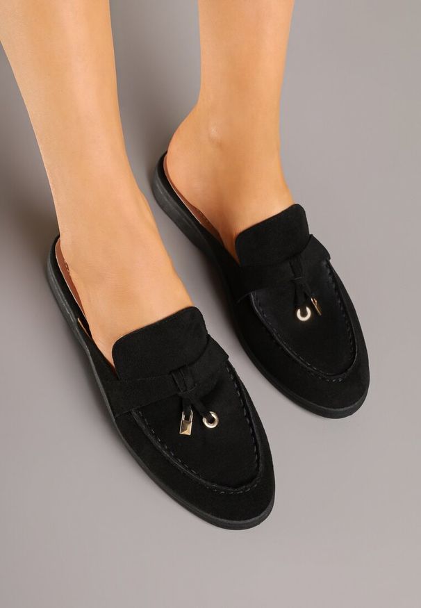 Renee - Czarne Klapki Mule w Stylu Loafersów Zdobione Zawieszką Iffionne. Okazja: na co dzień. Kolor: czarny. Wzór: aplikacja. Styl: elegancki, casual