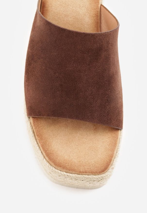 Born2be - Brązowe Boho Klapki z Imitacji Zamszu na Plecionym Koturnie Adrea. Okazja: na co dzień. Kolor: brązowy. Materiał: zamsz. Wzór: gładki. Sezon: lato. Obcas: na koturnie. Styl: boho