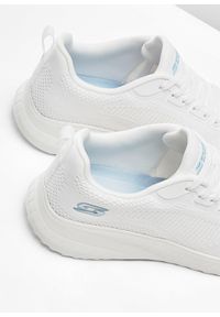 bonprix - Sneakersy Skechers z pianką Memory. Kolor: biały