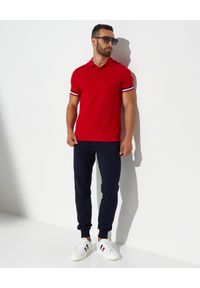 MONCLER - Czerwony t-shirt polo. Typ kołnierza: polo. Kolor: czerwony. Materiał: bawełna. Wzór: aplikacja. Styl: klasyczny #2