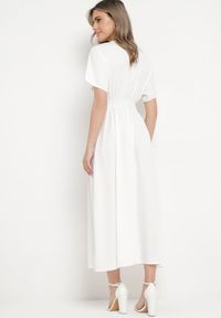 Born2be - Biała Sukienka Długa o Rozkloszowanym Fasonie z Kopertowym Dekoltem Saliusa. Okazja: na co dzień. Kolor: biały. Typ sukienki: kopertowe. Styl: elegancki, casual. Długość: maxi #7