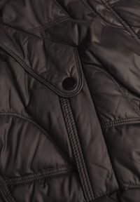 Renee - Czarna Kurtka Przejściowa z Kapturem w Oryginalne Pikowane Przeszycia Arivitta. Okazja: na spacer. Typ kołnierza: kaptur. Kolor: czarny. Materiał: poliester, jeans #5