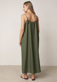 Born2be - Zielona Pudełkowa Sukienka Boho z Wiskozy na Ramiączkach z Ozdobnymi Koralikami Erane. Okazja: na co dzień. Kolekcja: plus size. Kolor: zielony. Materiał: wiskoza. Długość rękawa: na ramiączkach. Typ sukienki: proste, dla puszystych. Styl: boho #5