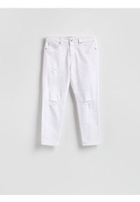 Reserved - Jeansy carrot slim z przetarciami - biały. Kolor: biały