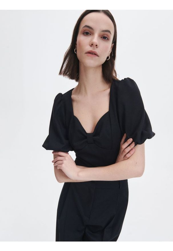 Reserved - Bluzka z ozdobnym dekoltem - czarny. Kolor: czarny. Materiał: włókno, dzianina. Długość: krótkie. Wzór: gładki