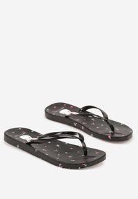 Renee - Czarne Japonki Zdobione Nadrukiem na Podeszwie Pasiluna. Okazja: na co dzień, na plażę, na spacer. Kolor: czarny. Materiał: jeans. Wzór: aplikacja, nadruk. Sezon: lato. Styl: casual #6