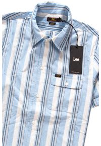 Lee - KOSZULA MĘSKA KRÓTKI RĘKAW RĘKAW LEE BUTTON DOWN VARIATION SKY BLUE L66LUGLM. Typ kołnierza: button down. Długość rękawa: krótki rękaw. Długość: krótkie. Wzór: paski #4