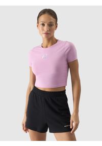 4f - T-shirt crop top z nadrukiem damski - pudrowy róż. Okazja: na co dzień. Kolor: różowy. Materiał: bawełna, elastan, materiał, jersey, dzianina. Długość rękawa: krótki rękaw. Długość: krótkie. Wzór: nadruk. Sezon: lato. Styl: casual, sportowy