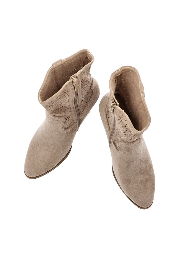 Beżowe Botki S.Barski Modne Obuwie Damskie Na Obcasie. Okazja: na co dzień. Zapięcie: zamek. Kolor: beżowy. Szerokość cholewki: normalna. Wzór: ażurowy, aplikacja, kwiaty. Materiał: jeans, materiał. Obcas: na obcasie. Styl: klasyczny, casual, elegancki, boho. Wysokość obcasa: średni