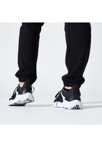 DOMYOS - Spodnie dresowe damskie Domyos Gym & Pilates 500 Slim. Stan: podwyższony. Kolor: czarny. Materiał: poliester, bawełna, materiał, elastan. Wzór: ze splotem. Sport: joga i pilates #1