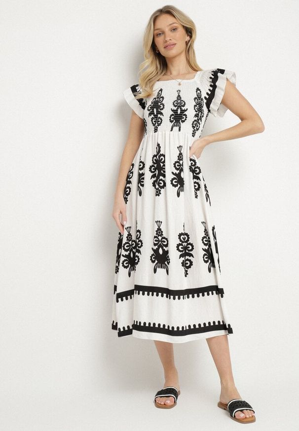 Born2be - Biała Wiskozowa Sukienka w Ornamentalne Wzory o Rozkloszowanym Kroju Divessa. Kolor: biały. Materiał: wiskoza. Długość rękawa: krótki rękaw. Typ sukienki: proste