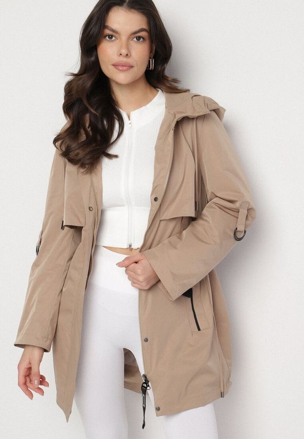 Born2be - Jasnobrązowy Płaszcz Kurtka Przeciwwiatrowa z Kapturem Amilina. Okazja: na spacer, na co dzień. Typ kołnierza: kaptur. Kolor: brązowy. Materiał: jeans, wełna. Wzór: aplikacja. Styl: elegancki, casual