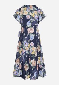 Born2be - Niebieska Kwiatowa Sukienka z Kopertowym Dekoltem Atorina. Okazja: na co dzień, na spotkanie biznesowe, do pracy. Typ kołnierza: dekolt kopertowy. Kolor: niebieski. Wzór: kwiaty. Typ sukienki: kopertowe. Styl: casual, biznesowy #4