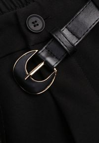 Born2be - Czarne Spodnie Typu Cygaretki z Wysokim Stanem Paskiem i Klamrą Półksiężycem Vikirae. Okazja: na spotkanie biznesowe, do pracy. Stan: podwyższony. Kolor: czarny. Styl: biznesowy, elegancki, klasyczny #4