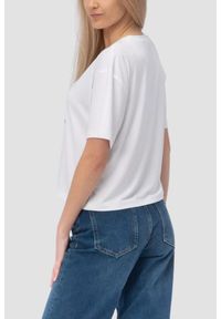 Guess - GUESS Biały damski t-shirt na krótki rękaw z wyszywanym logo Gabi, Rozmiar XS. Okazja: na co dzień. Kolor: biały. Długość rękawa: krótki rękaw. Długość: krótkie. Styl: casual, klasyczny #4