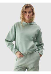 4f - Bluza dresowa nierozpinana z kapturem z bawełną organiczną damska - zielona. Okazja: na co dzień. Typ kołnierza: kaptur. Kolor: zielony. Materiał: dresówka, bawełna. Wzór: ze splotem, gładki. Styl: casual, sportowy